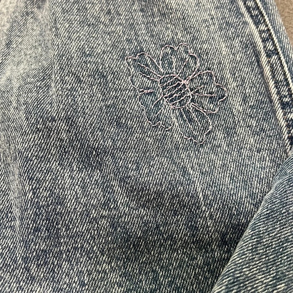 TIMAELTOWN distressed flower jeans 9 - Picture 8 of 10